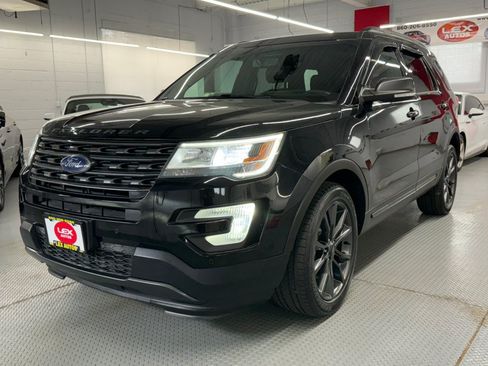 Used 2017 Ford Explorer XLT w/ Equipment Group 202A AWD/4WD image 2
