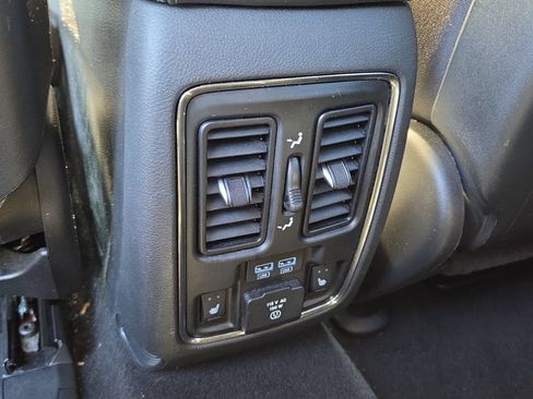Used 2019 Jeep Grand Cherokee Overland AWD/4WD image 15