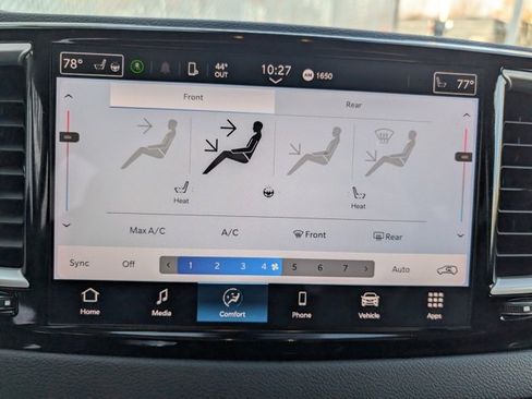 Used 2024 Chrysler Pacifica Touring-L image 4