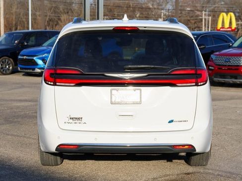 Used 2021 Chrysler Pacifica Touring-L image 4