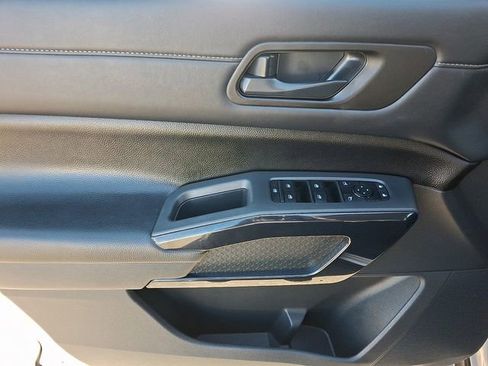 Used 2025 Nissan Pathfinder SV image 9