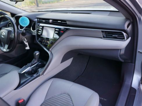 Used 2019 Toyota Camry SE FWD image 17