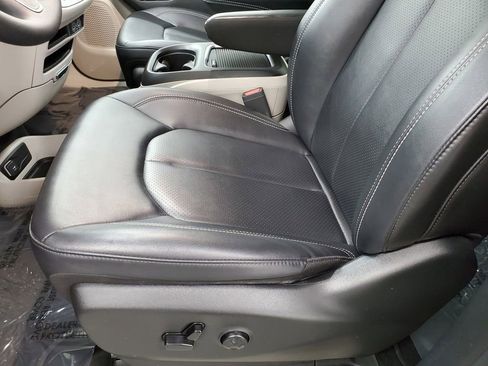 Used 2024 Chrysler Pacifica Touring-L image 13