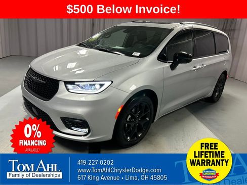 New 2026 Chrysler Pacifica Limited w/ S Appearance Package image 3