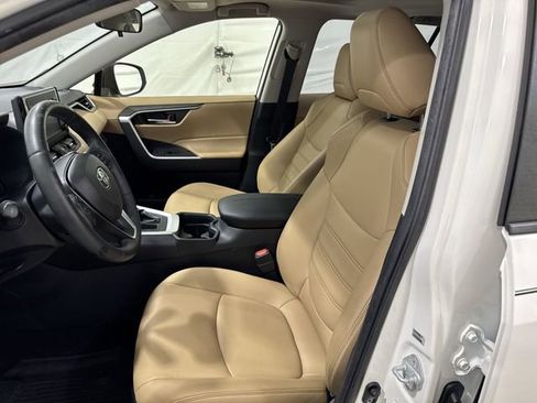 Used 2019 Toyota RAV4 XLE Premium FWD image 20