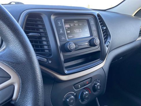 Used 2018 Jeep Cherokee Latitude image 17