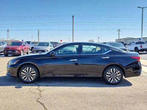 Used 2024 Nissan Altima 2.5 SV image 3