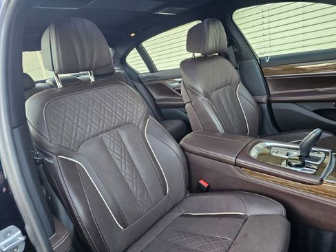 Used 2019 BMW 750i xDrive w/ Executive Package image 12