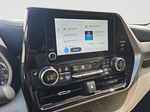 Used 2025 Toyota Highlander XLE FWD image 27