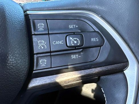 Used 2023 Jeep Grand Cherokee 4x4 4WD w/ Luxury Tech Group II image 18