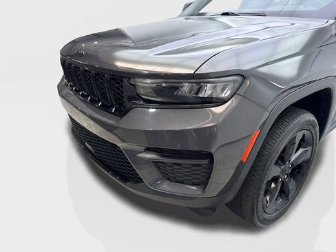 Used 2023 Jeep Grand Cherokee Altitude AWD/4WD image 16