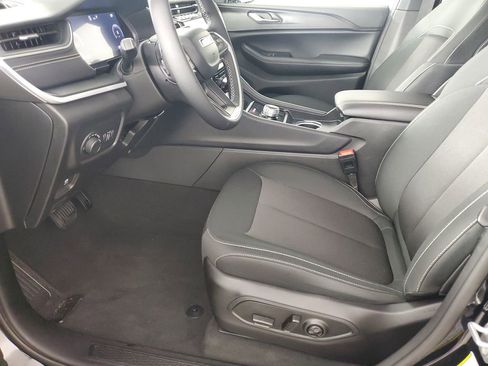 Used 2025 Jeep Grand Cherokee Laredo X image 11