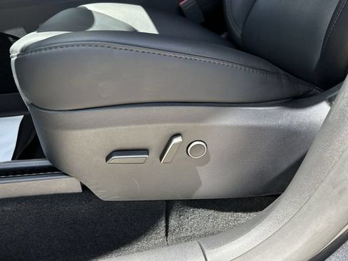 Used 2024 Tesla Model Y Long Range AWD/4WD image 20