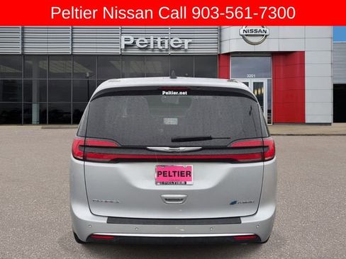 Used 2024 Chrysler Pacifica Limited FWD image 5