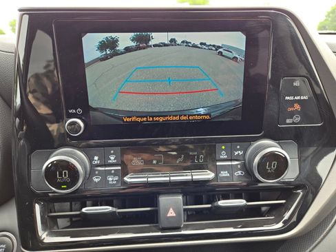 Used 2024 Toyota Highlander LE AWD/4WD image 20