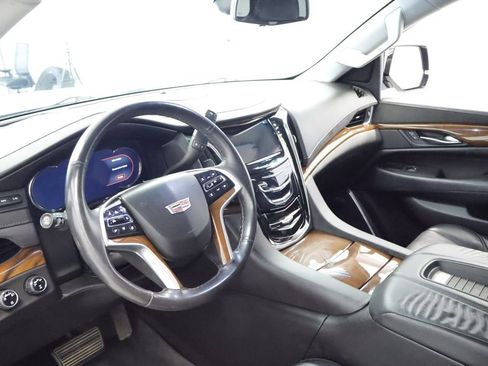 Used 2018 Cadillac Escalade Luxury AWD/4WD image 23