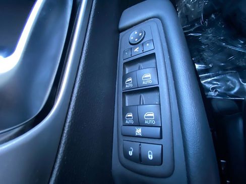 Used 2025 Chrysler Pacifica Limited FWD image 21