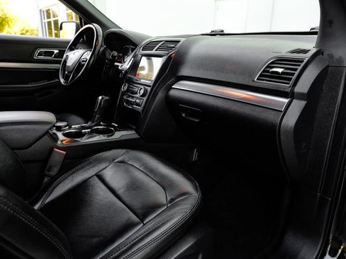 Used 2018 Ford Explorer XLT w/ Equipment Group 202A image 19
