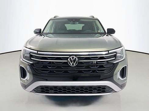 Used 2025 Volkswagen Atlas Peak Edition SE image 2