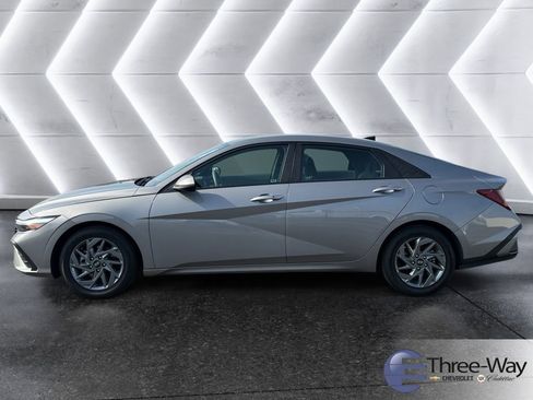 Used 2024 Hyundai Elantra SEL image 2