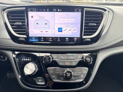 Used 2024 Chrysler Pacifica Touring FWD image 19