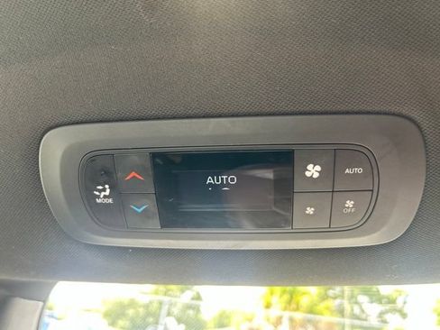 Used 2021 Chrysler Pacifica Limited w/ Uconnect Theater Family Group FWD image 24