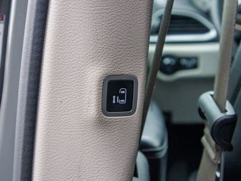 Used 2023 Chrysler Pacifica Touring-L FWD image 9