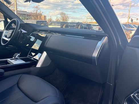 Used 2025 Land Rover Range Rover SE image 5