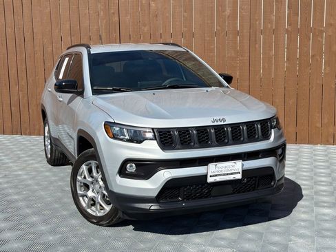 Used 2024 Jeep Compass Latitude image 9