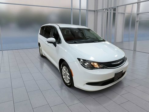 Used 2022 Chrysler Voyager LX FWD image 7