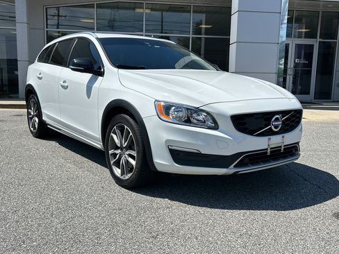 Used 2018 Volvo V60 T5 Cross Country w/ Convenience Package image 4