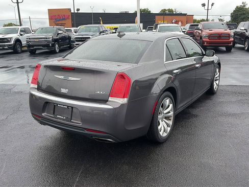 Used 2017 Chrysler 300 C RWD image 5