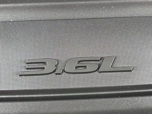 Used 2024 Chrysler Pacifica Touring-L image 9