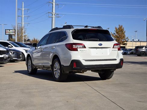 Used 2018 Subaru Outback 2.5i Premium image 3