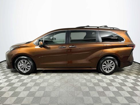 Used 2023 Toyota Sienna XLE FWD image 4