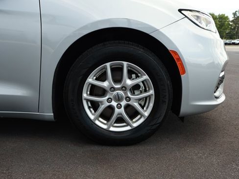 Used 2024 Chrysler Pacifica Touring-L FWD image 5