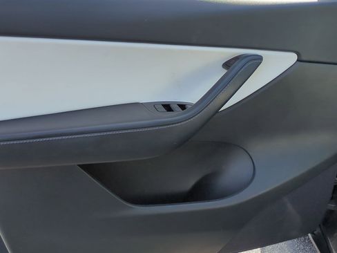 Used 2021 Tesla Model Y 2WD image 14