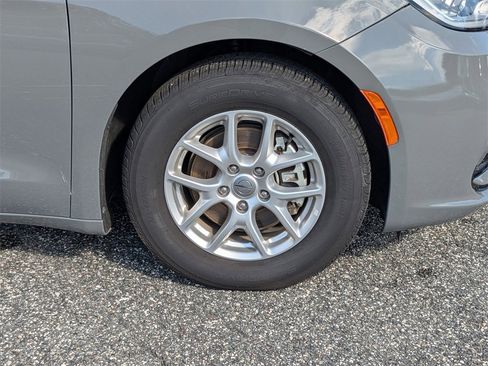 Used 2022 Chrysler Pacifica Touring-L image 11