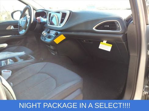 New 2026 Chrysler Pacifica Select image 10
