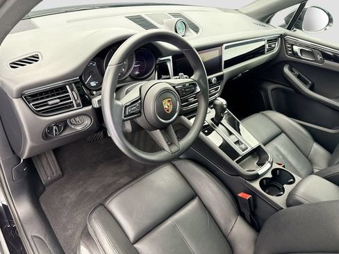 Certified 2025 Porsche Macan AWD/4WD image 4