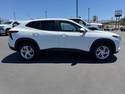 Used 2024 Chevrolet Trax LS w/ LS Convenience Package FWD image 2
