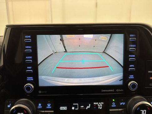 Used 2021 Toyota Highlander XLE AWD/4WD image 28