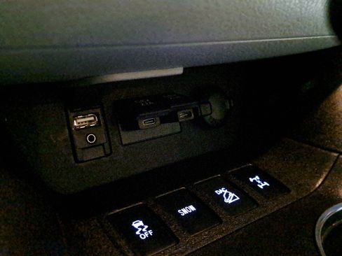 Certified 2018 Toyota Highlander Plus w/ Carpet Mat Package (TMS) image 31