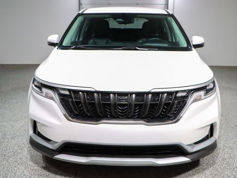 Used 2024 Kia Carnival LX image 4