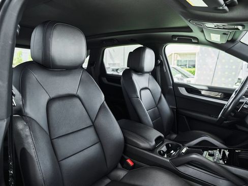 Used 2024 Porsche Cayenne AWD/4WD image 23