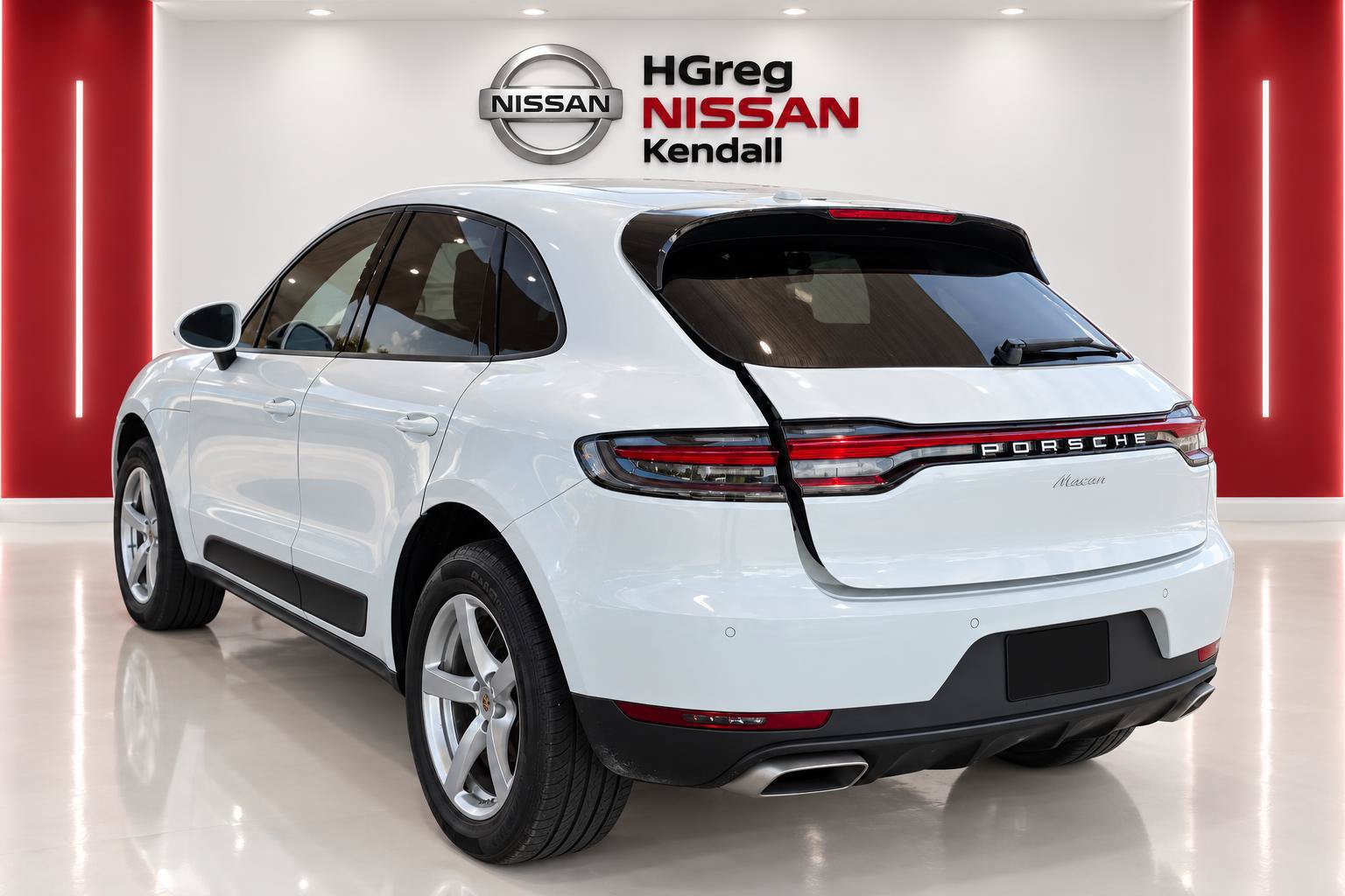 Used 2021 Porsche Macan w/ Premium Package AWD/4WD image 2