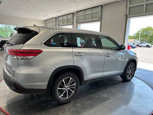 Used 2019 Toyota Highlander XLE AWD/4WD image 7