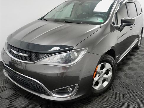 Used 2017 Chrysler Pacifica Touring-L Plus image 2