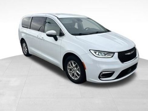 Used 2023 Chrysler Pacifica Touring-L FWD image 2
