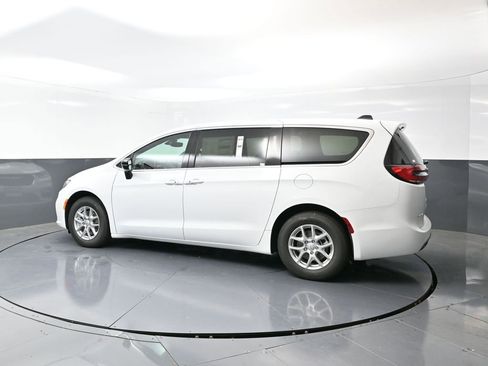 New 2026 Chrysler Pacifica Select image 10